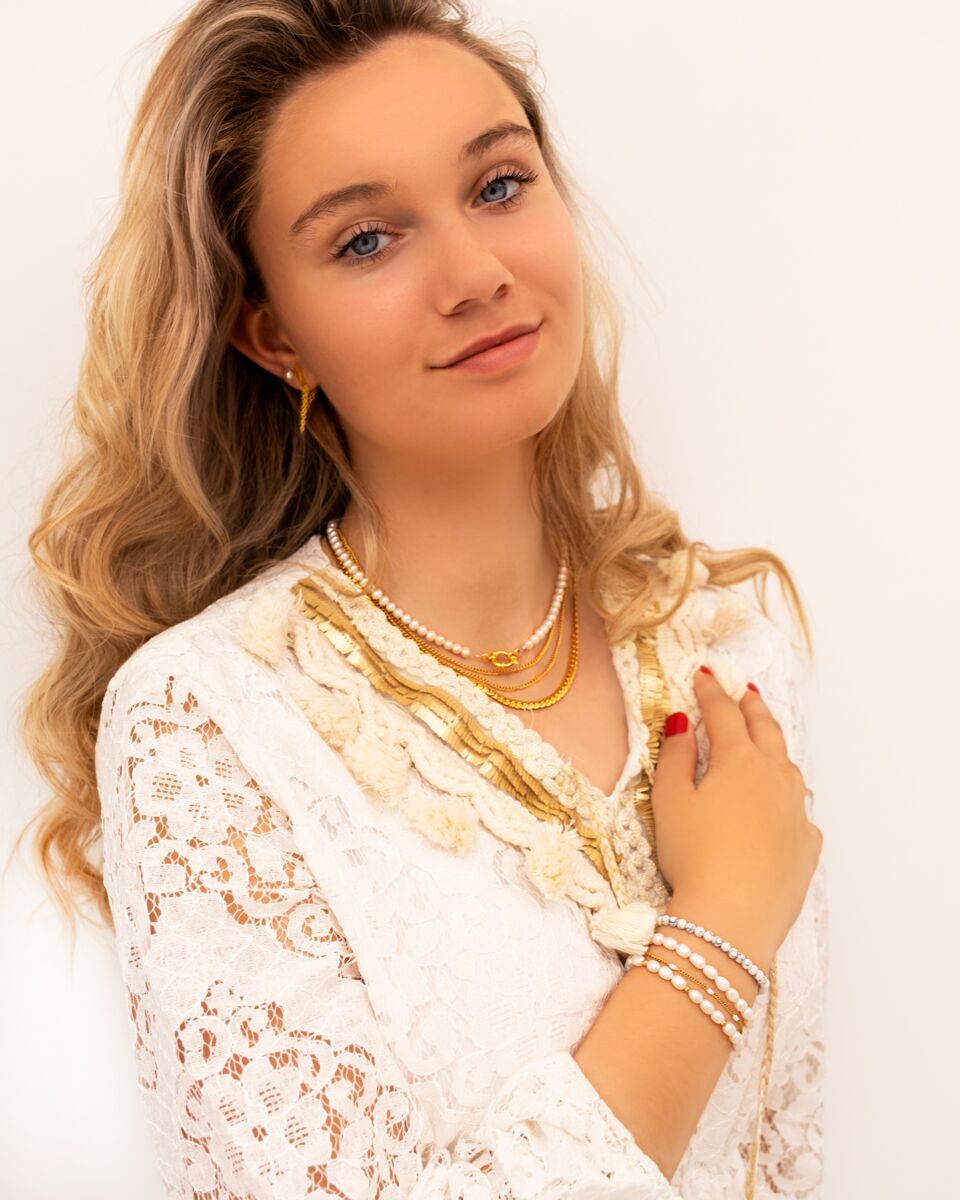 Gouden parelsieraden bij model