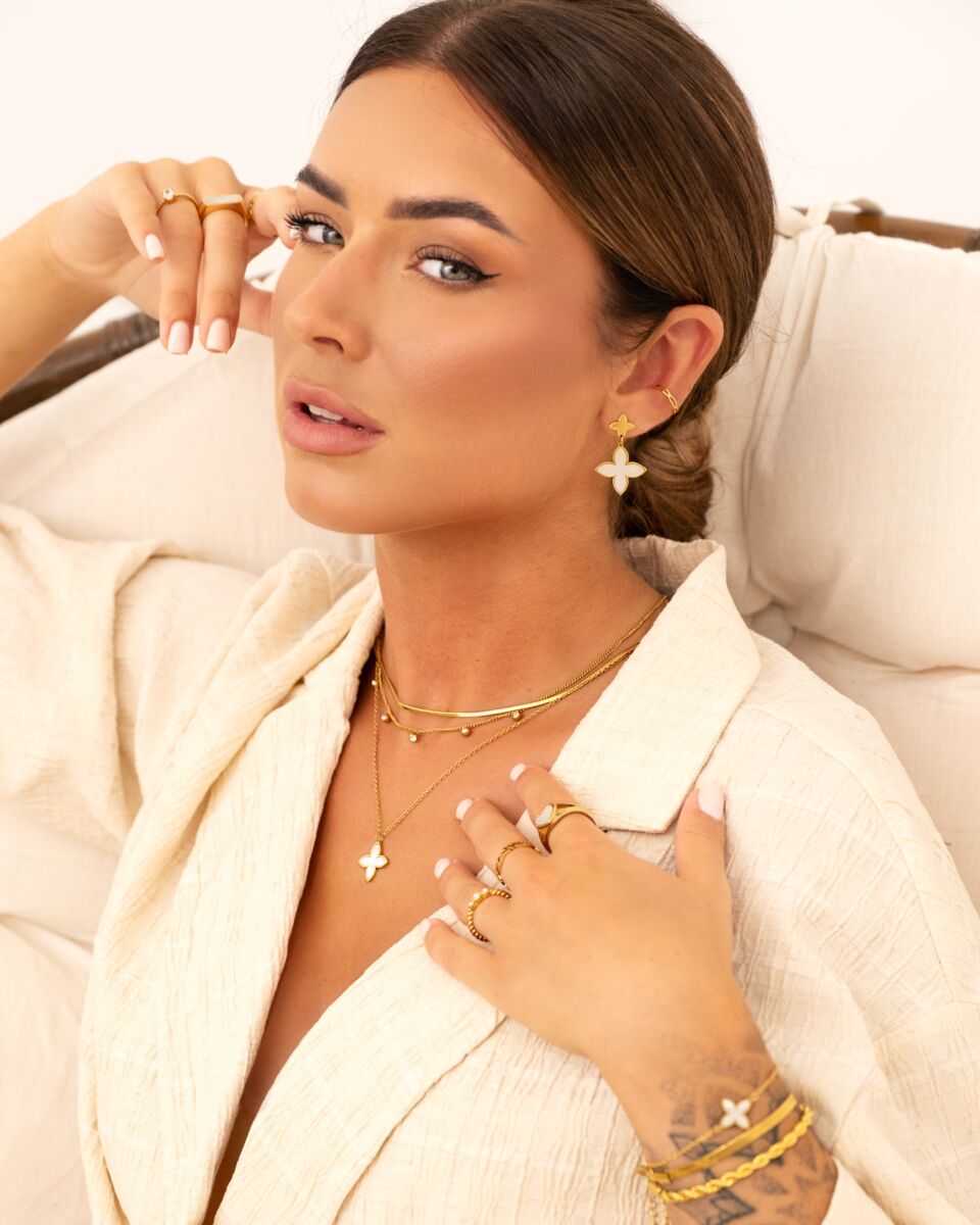 Gouden sieraden look bij model