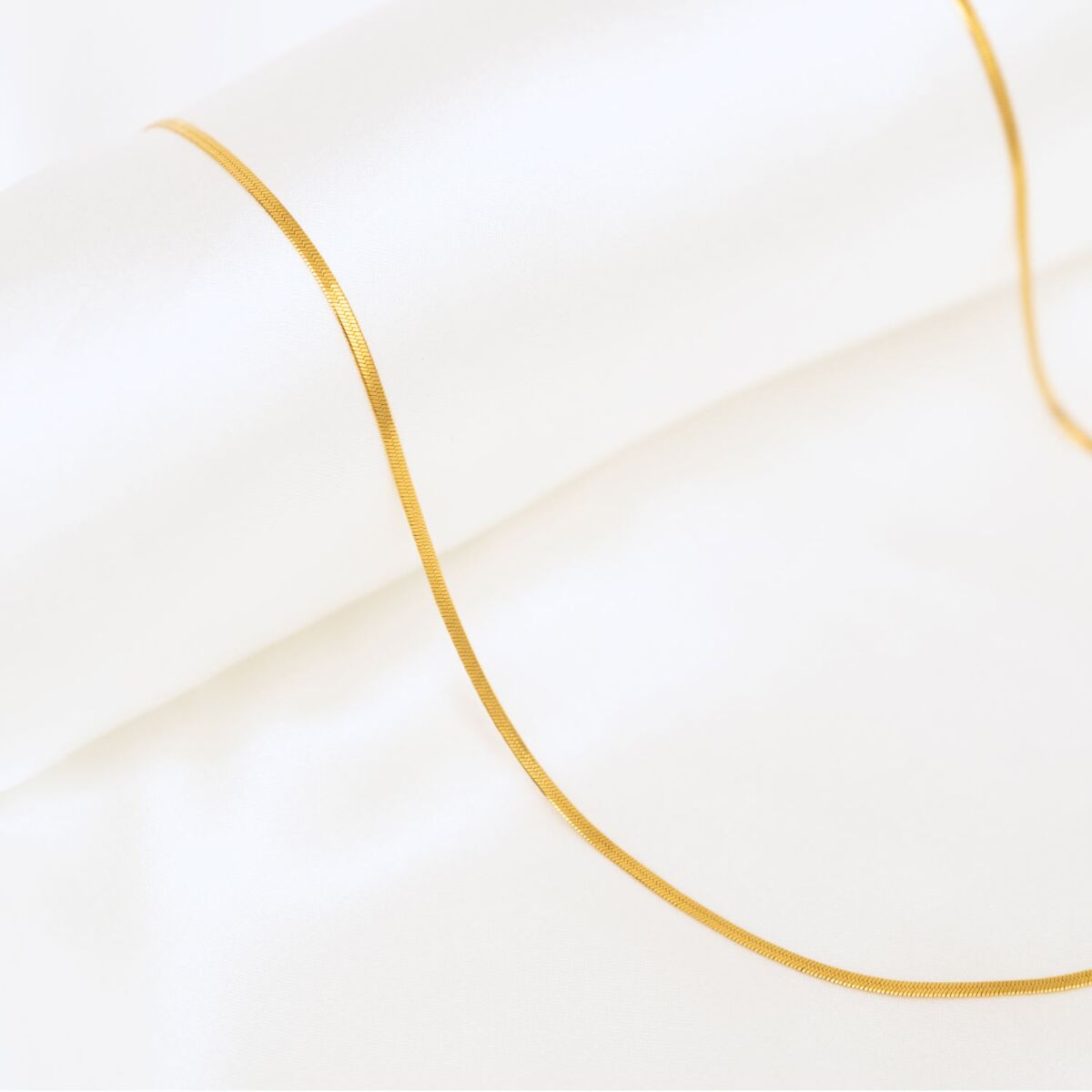 Gouden snake ketting op satijn