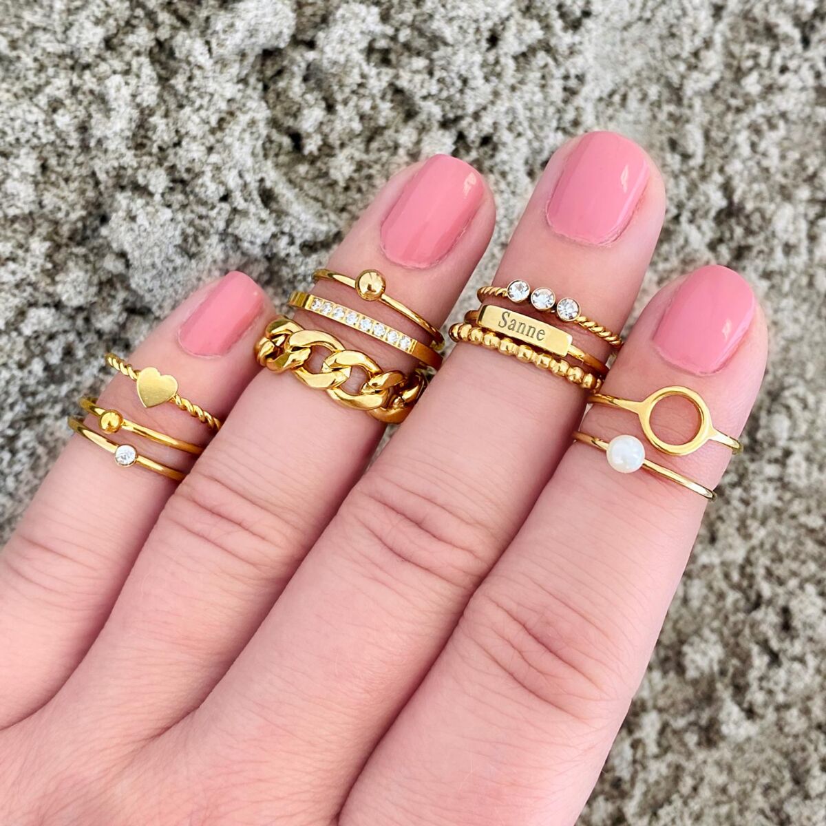 Subtiele gouden ringen look