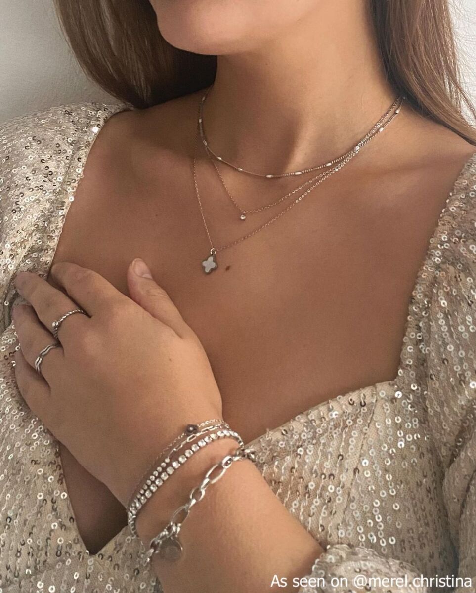 Influencer draagt tennis sieraden