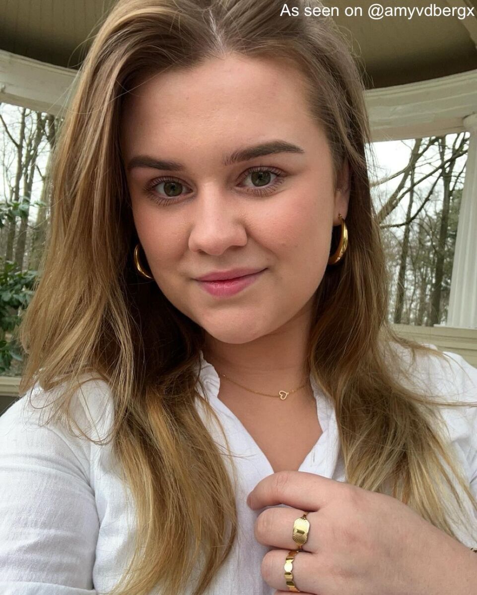 Finaste influencer draagt gouden ring om vinger
