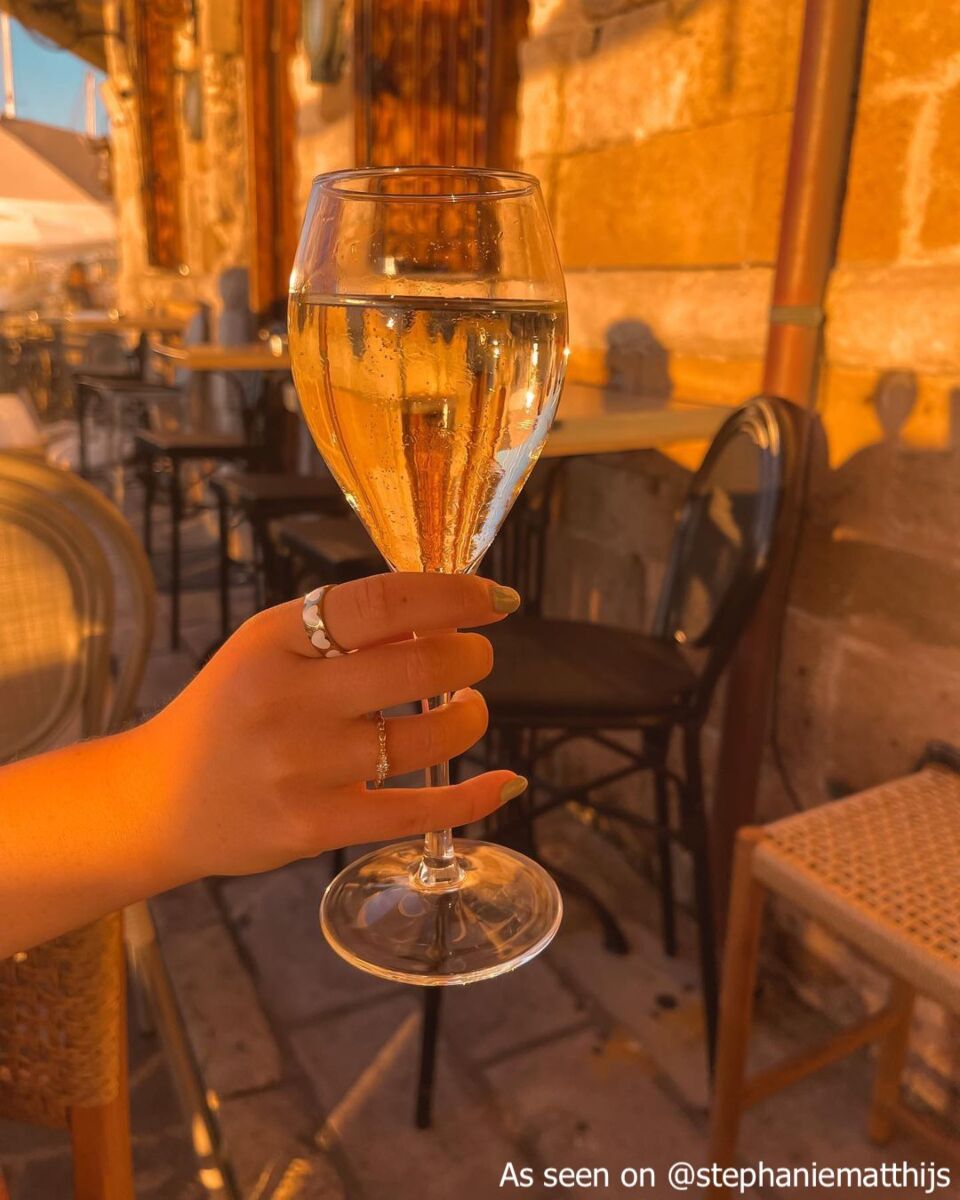 Influencer draagt fashionista ring