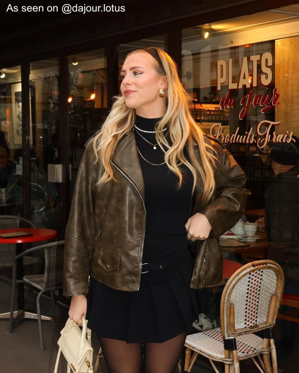 Influencer draagt oorbellen