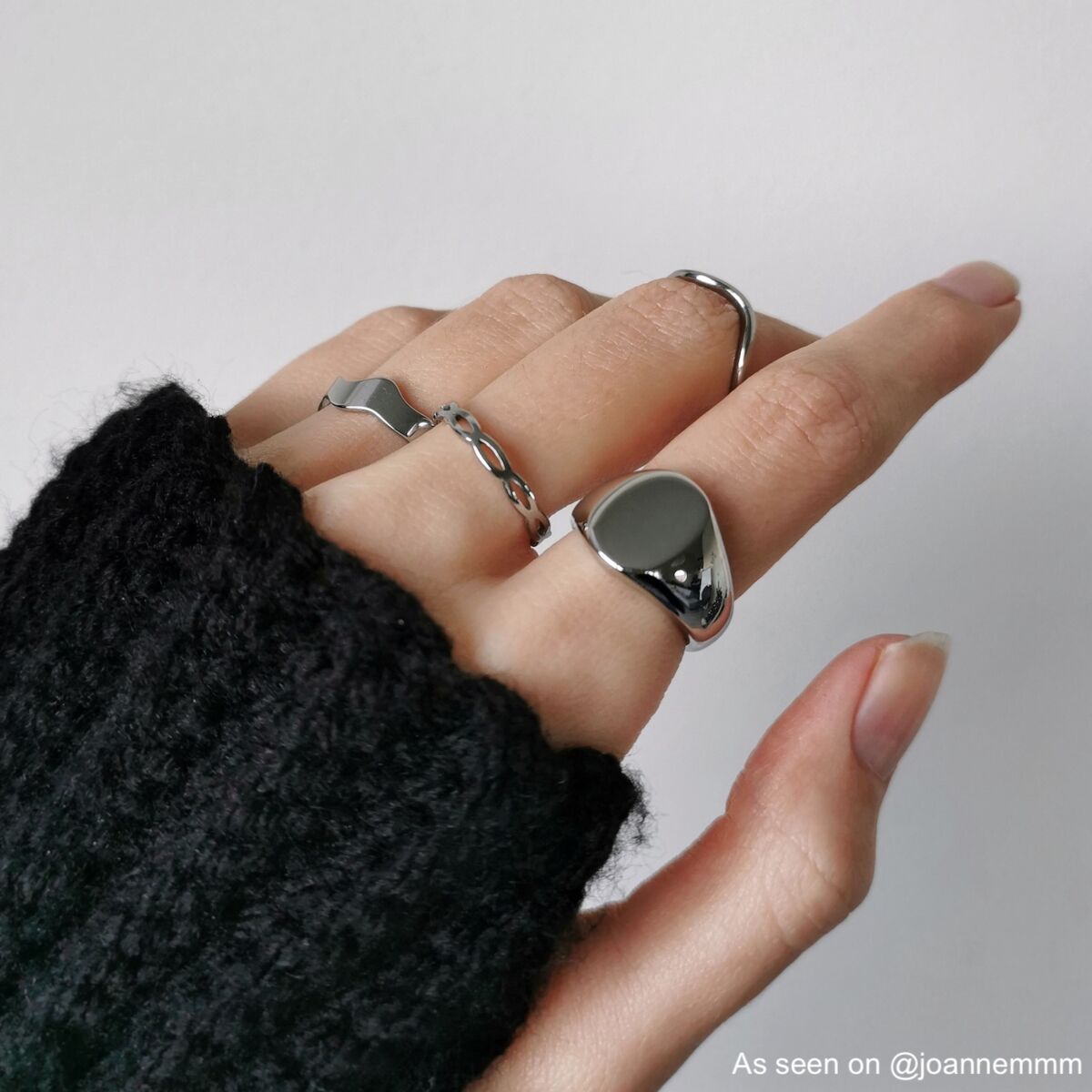Influencer draagt zilveren ringen