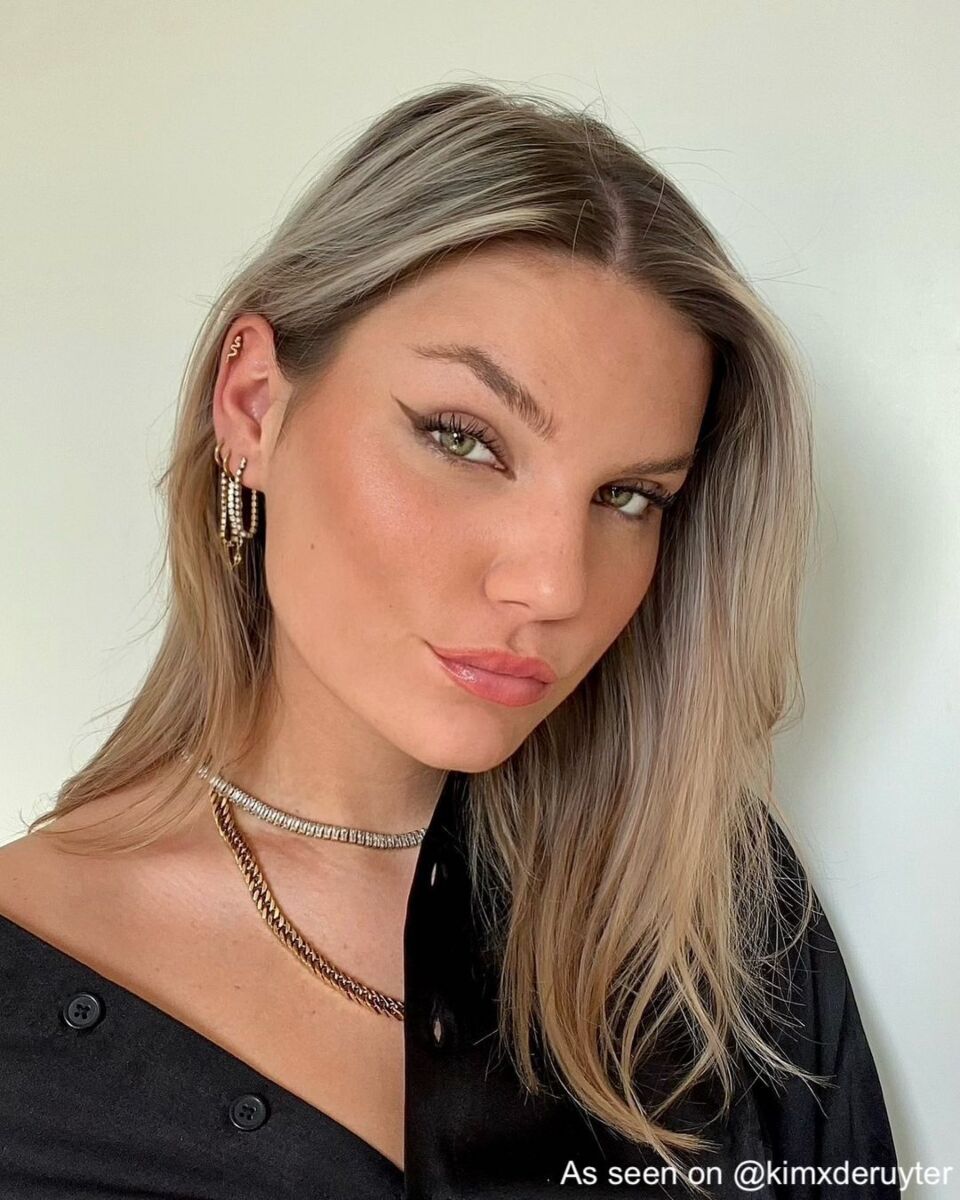 Influencer draagt tennis oorbellen met kettinkje