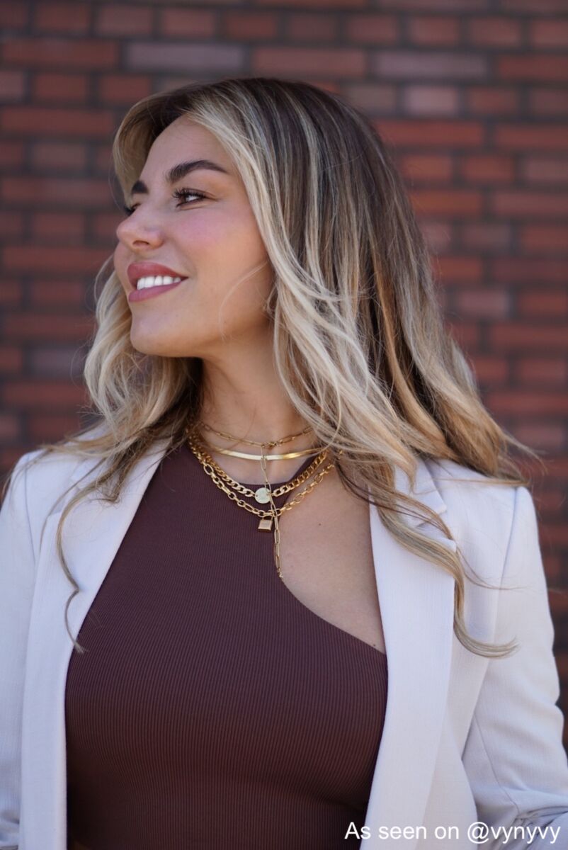 Influencer draagt chunky initialen ketting
