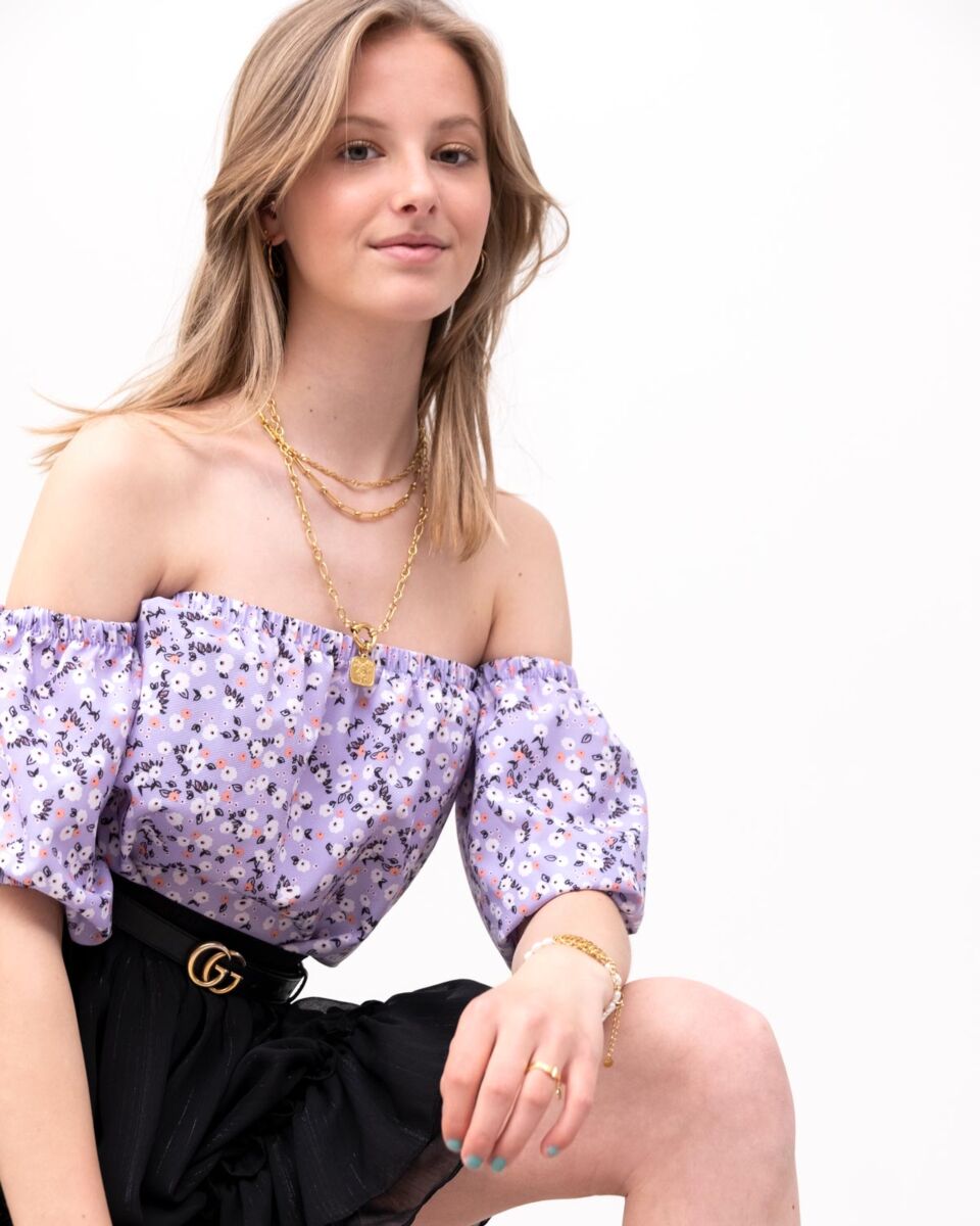 Model met lila off-shoulder top