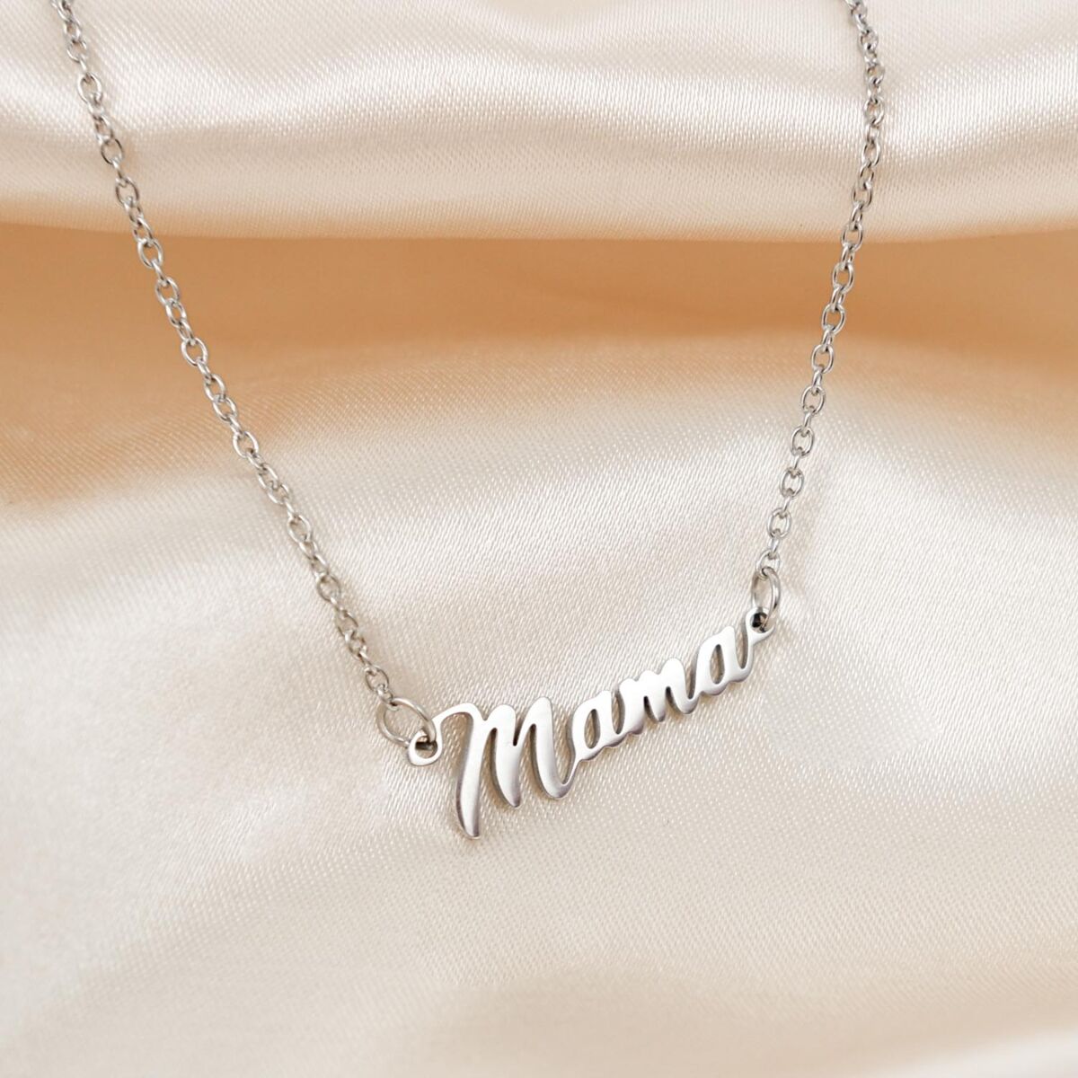 Zilveren mama ketting op satijnen stof