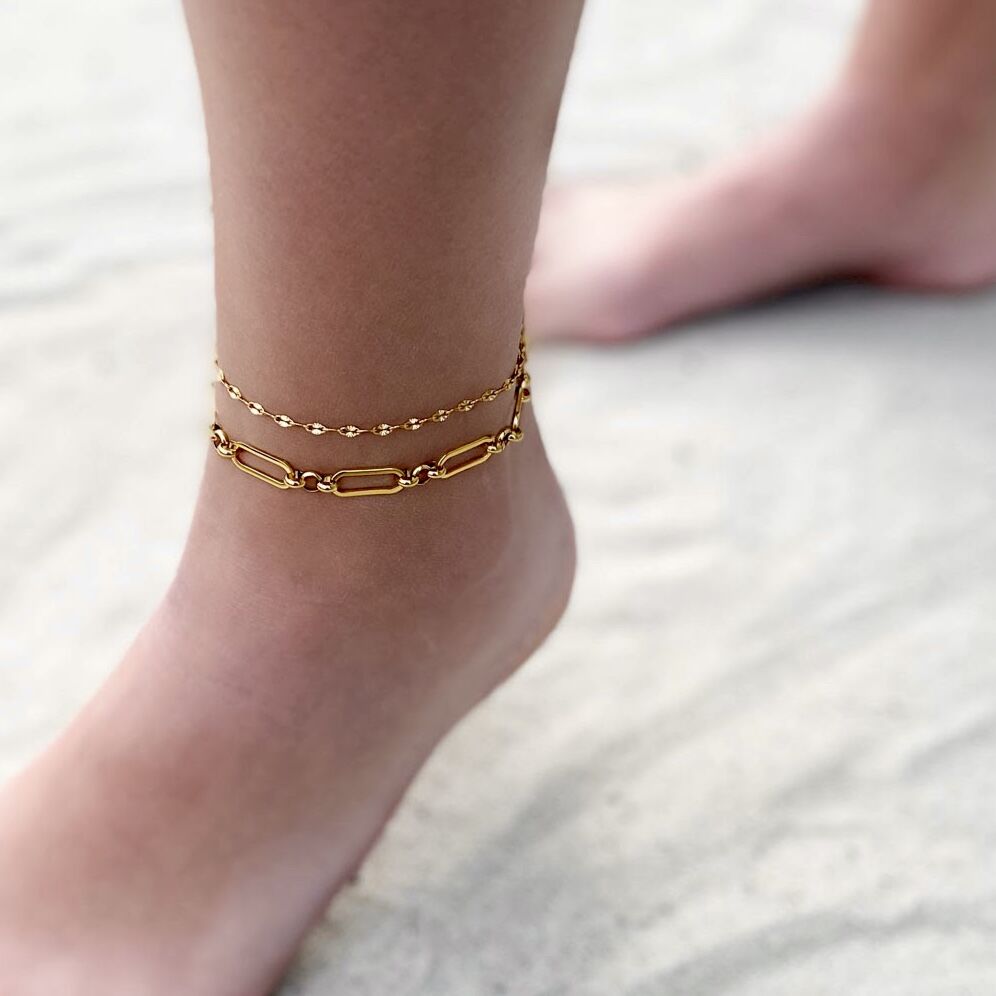 Gouden mix van enkelbandjes om enkel