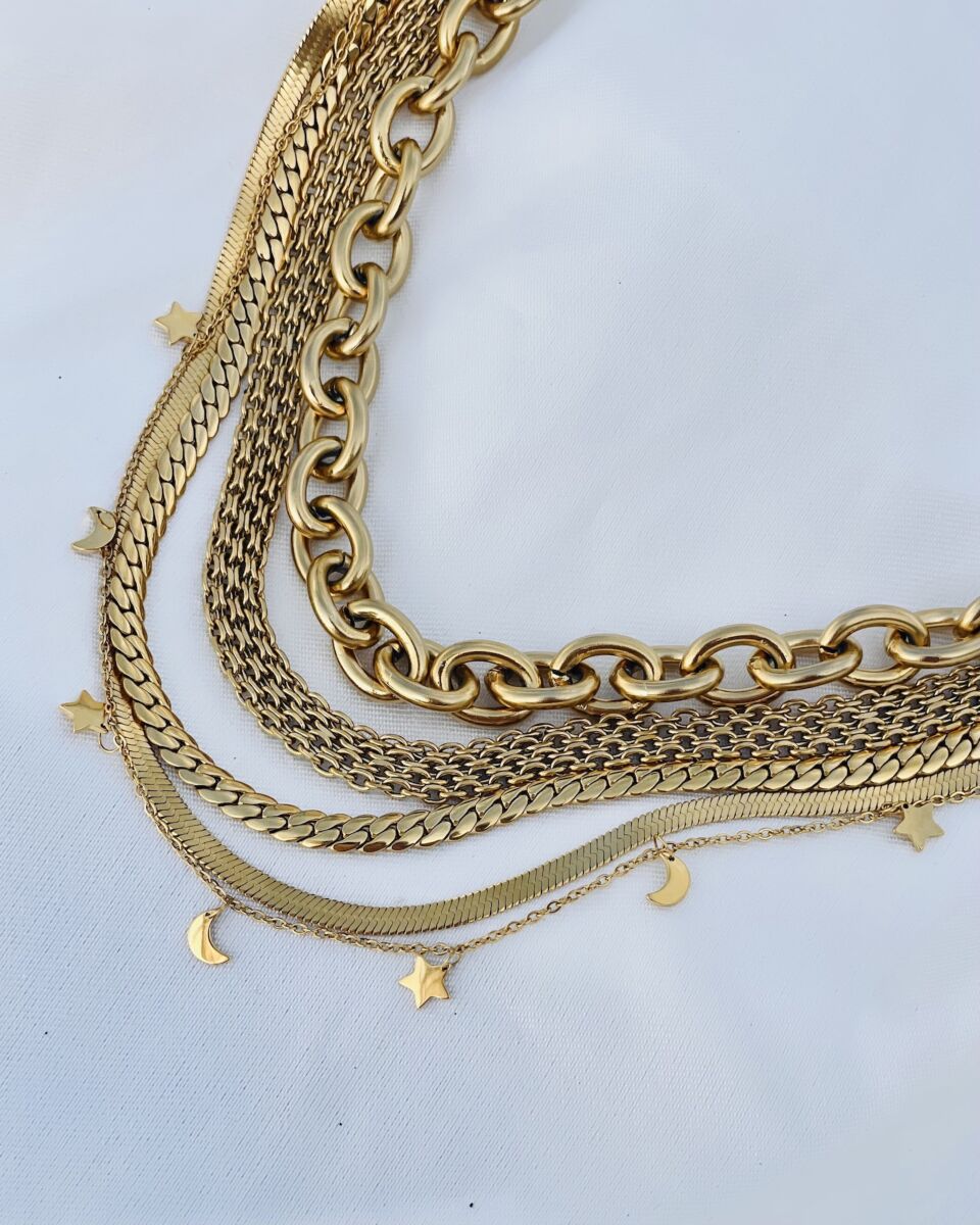 Gouden kettingen op een doek