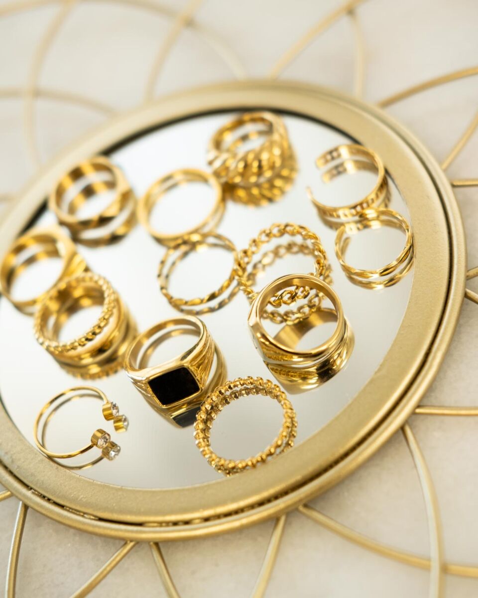 Mix van gouden ringen op spiegeltje