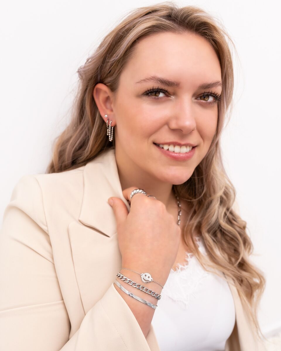 Model draagt zilveren sieraden