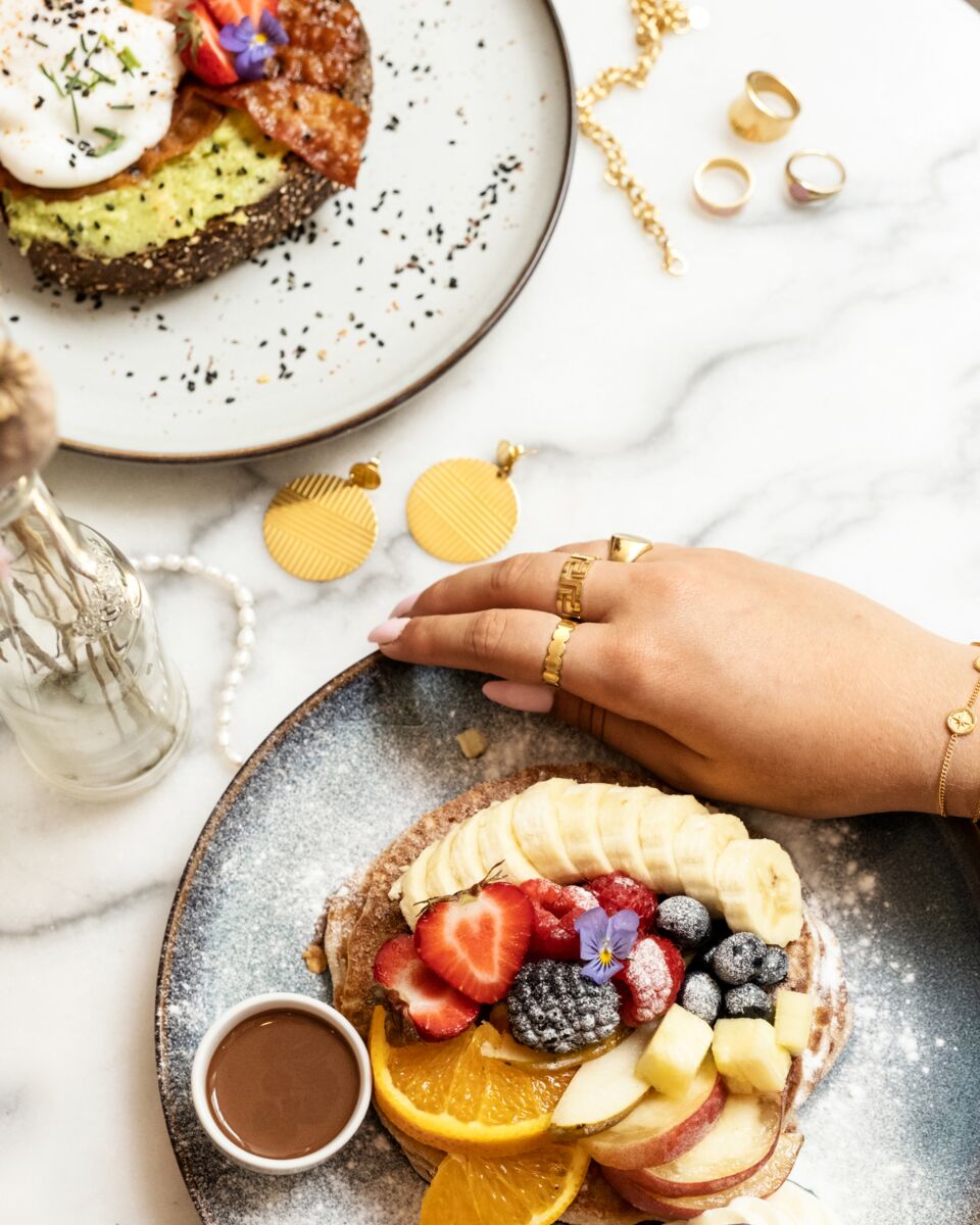 Model draagt ringen bij lunch