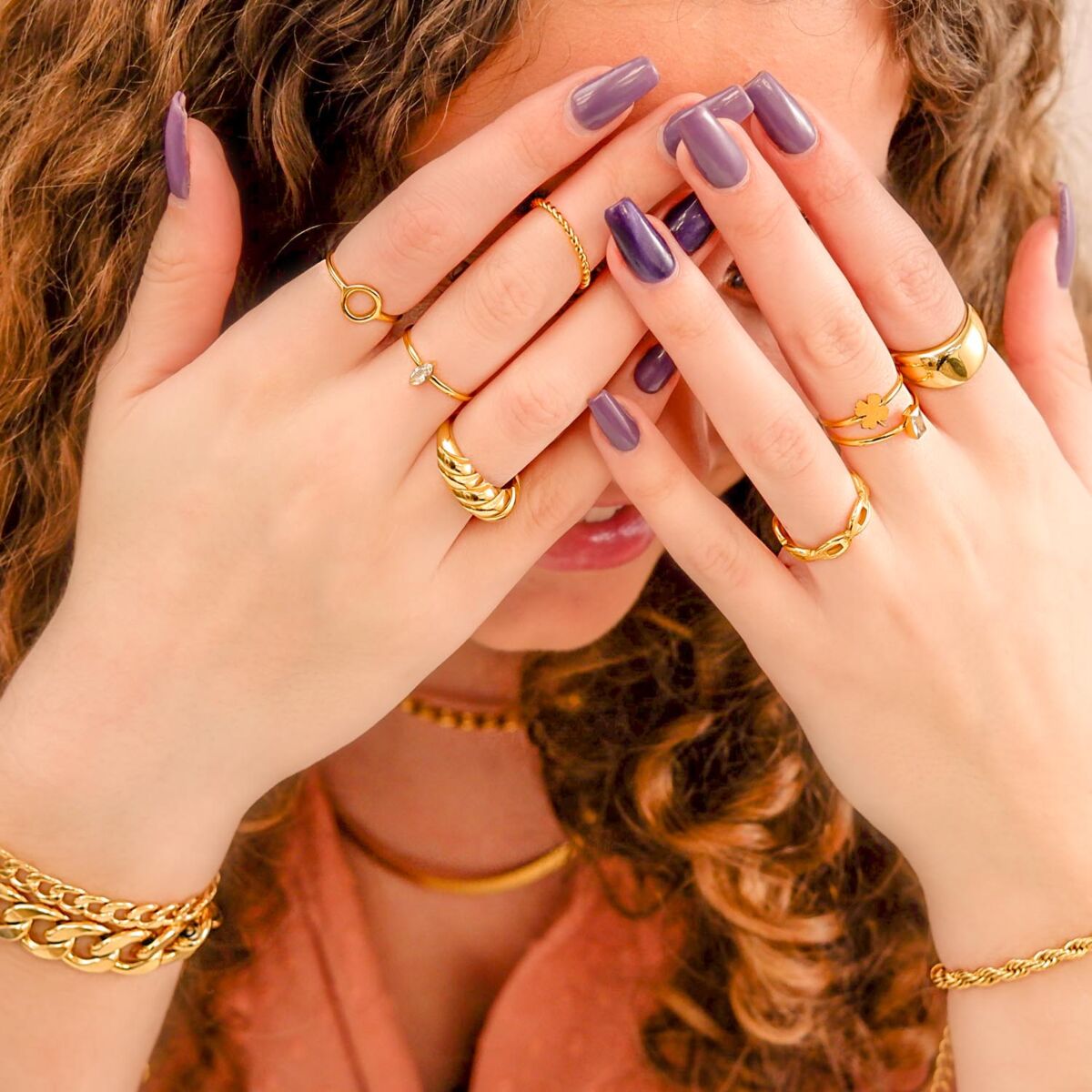 Mix en match van gouden ringen om vingers