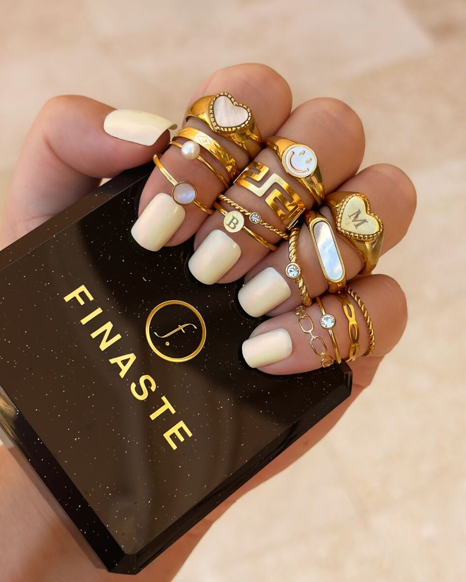 Mix van gouden ringen om hand