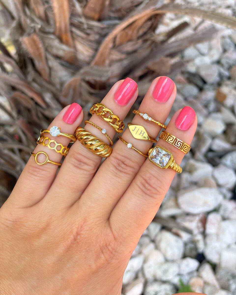 Super leuke ringen party in het goud om de hand