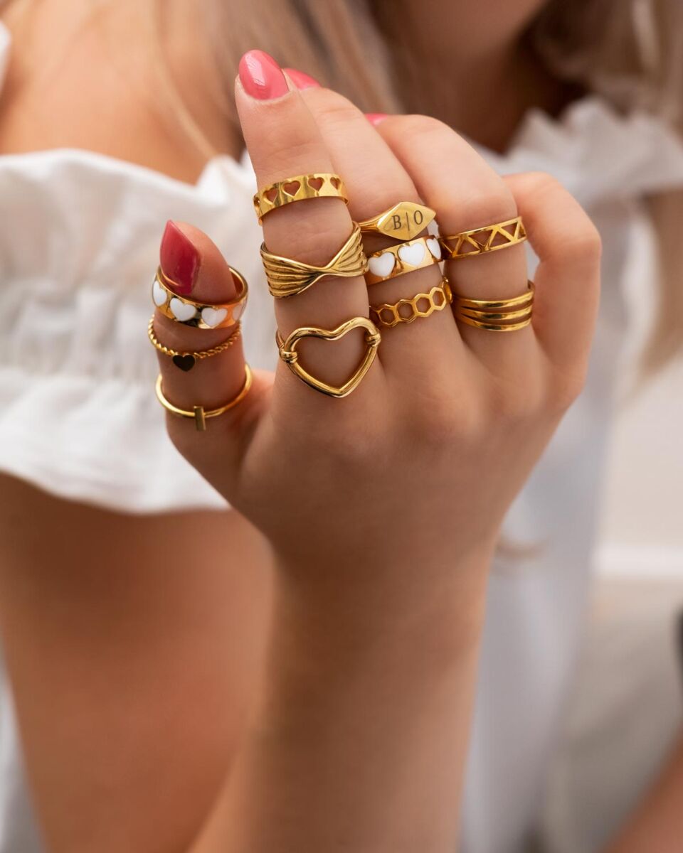 gouden ringen mix om vingers