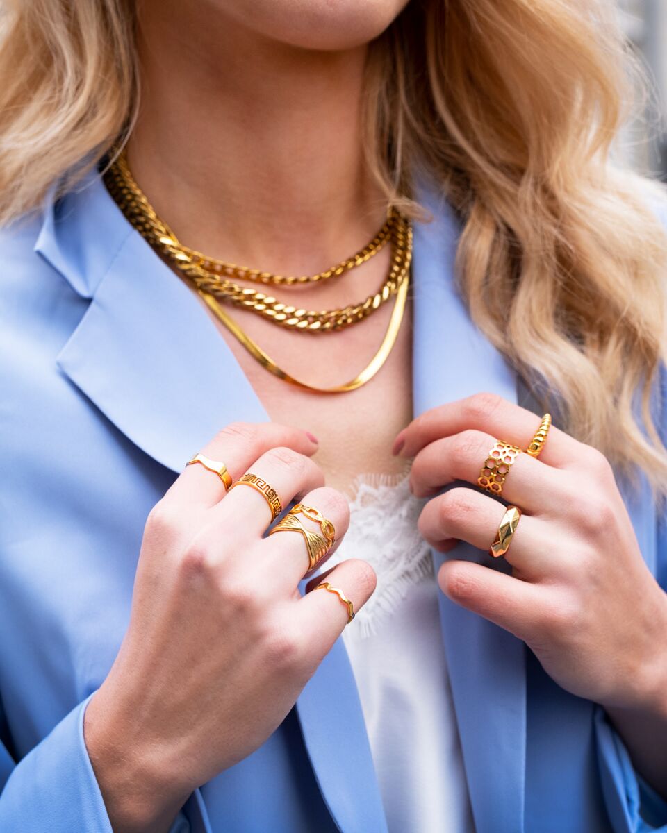 gouden sieraden om model