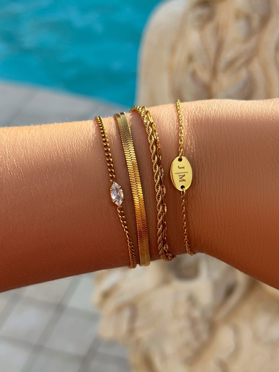 Model draagt gouden armband