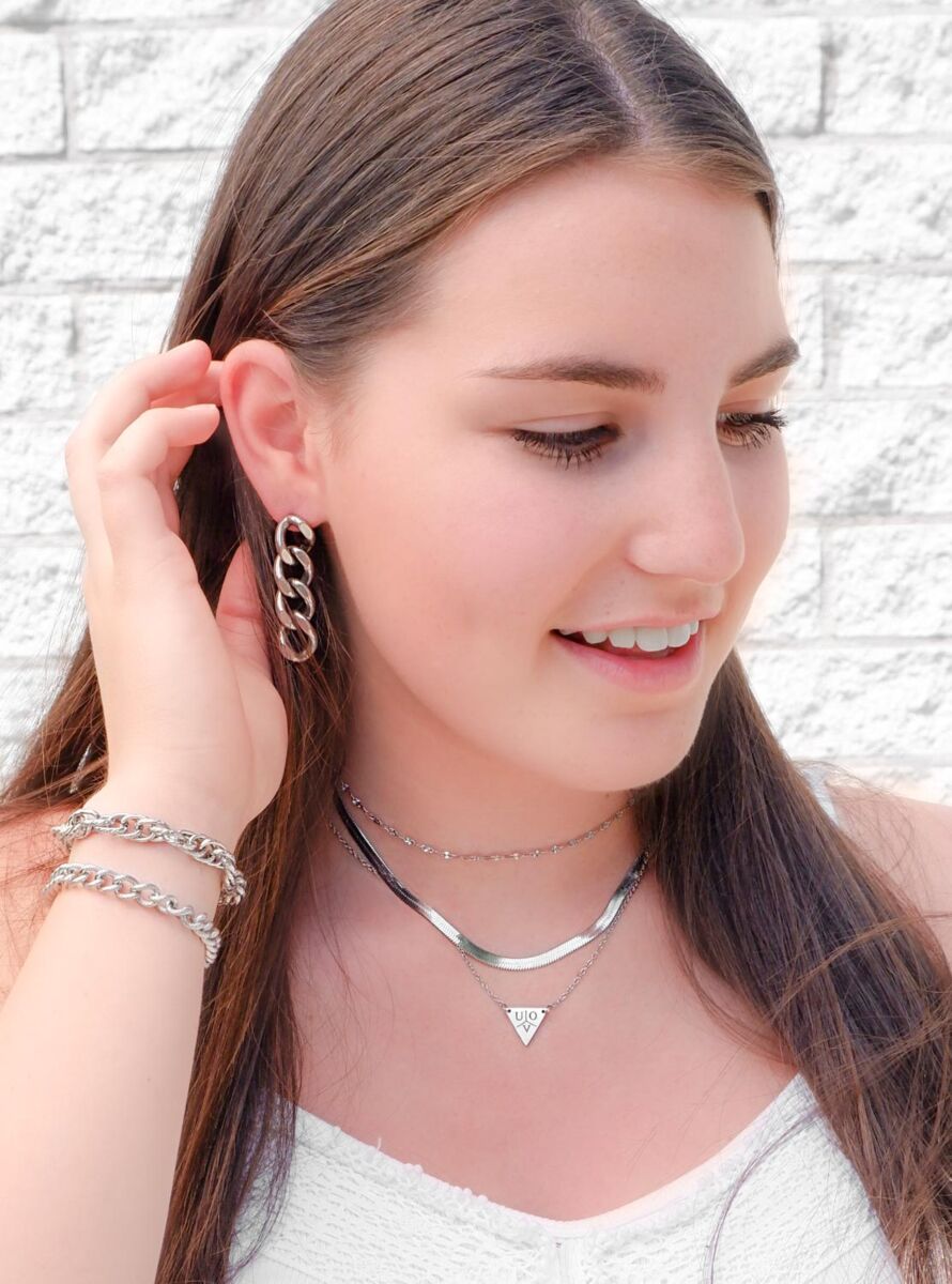 Mooie look met sieraden om de hals