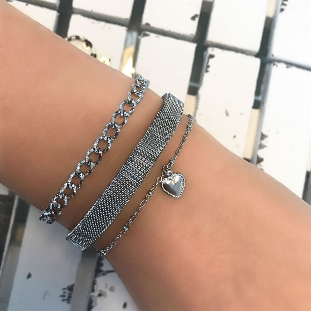 Zilveren mesh bangle om de pols met mix van armbandjes