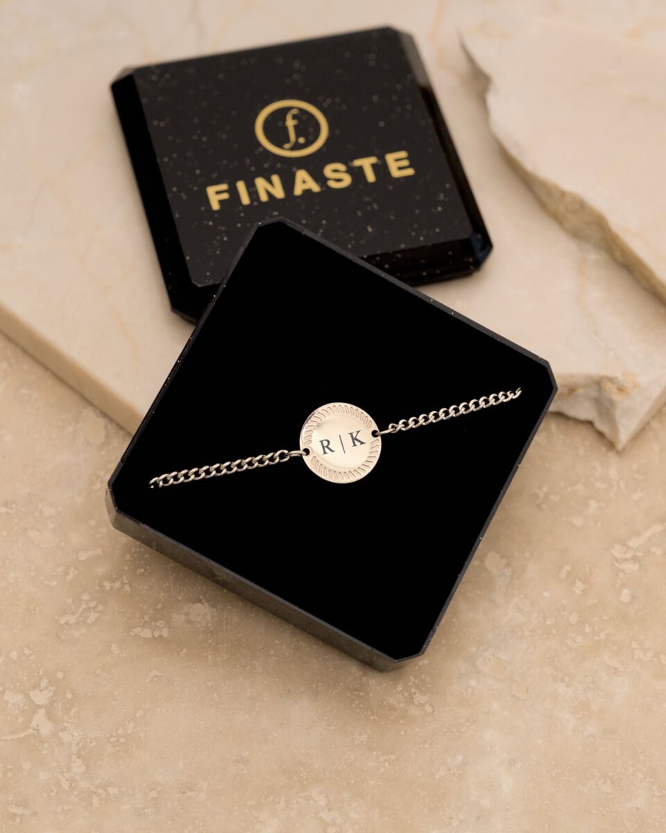 Zilveren naam armband in sieradendoosje