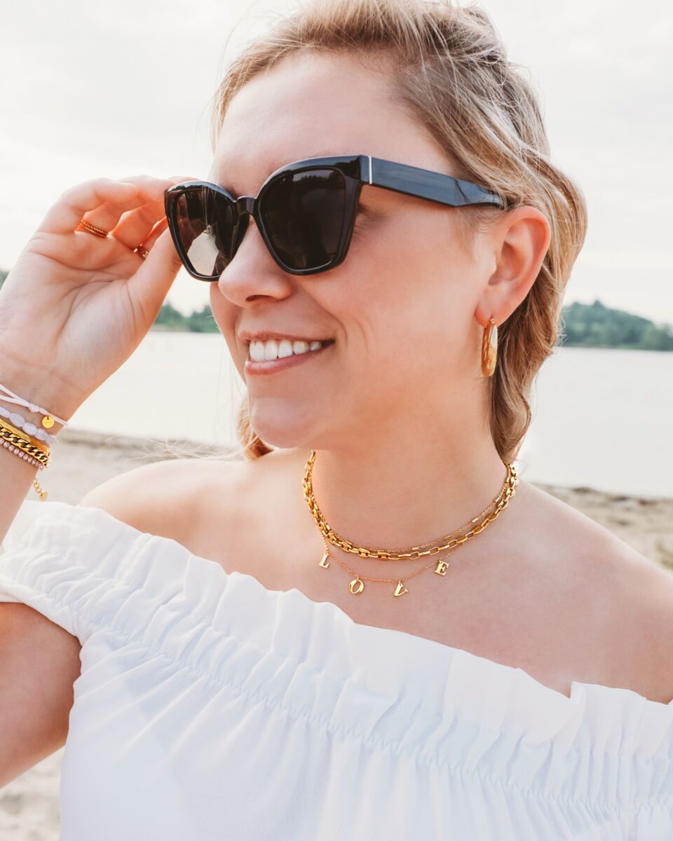 Gouden sieraden look op het strand