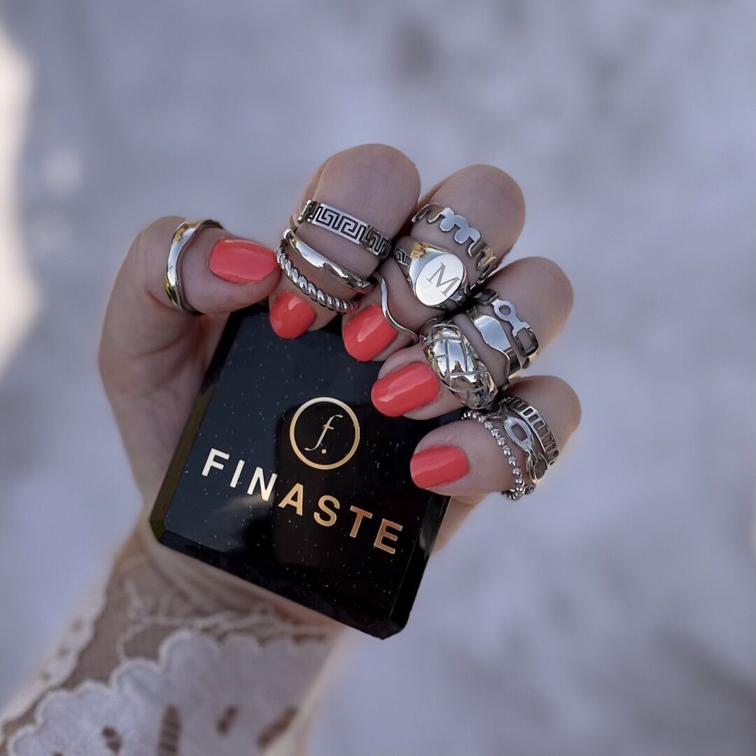 Model met super mooie zilveren ringen om en een doosje in haar hand