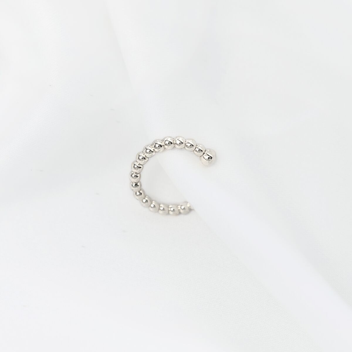Zilveren ear cuff met bolletjes