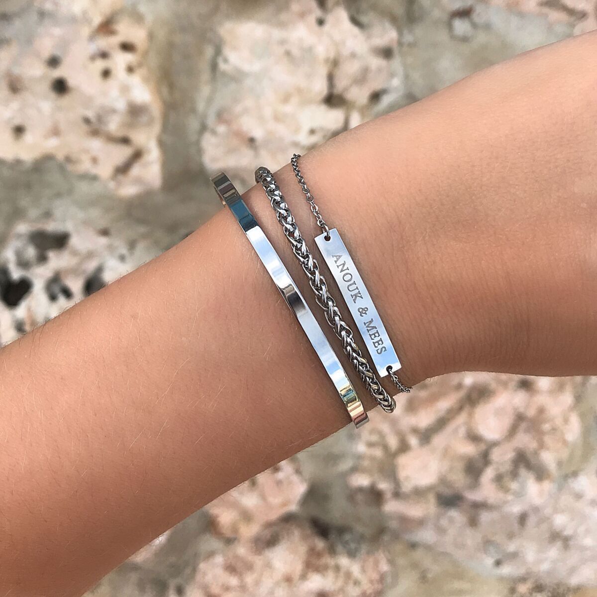 Mooie armband met gravering om de pols samen met naam