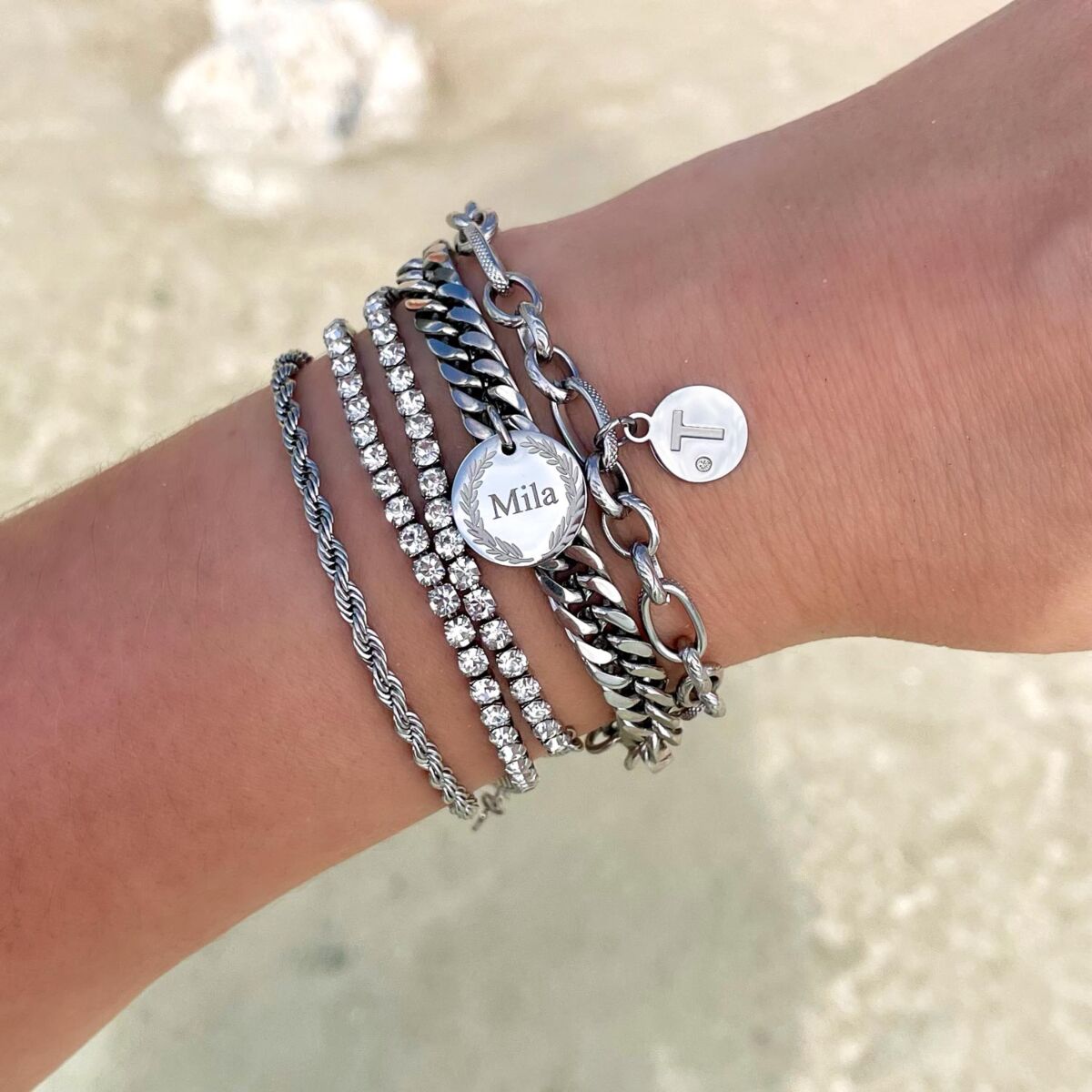 mix van zilveren armbanden om pols