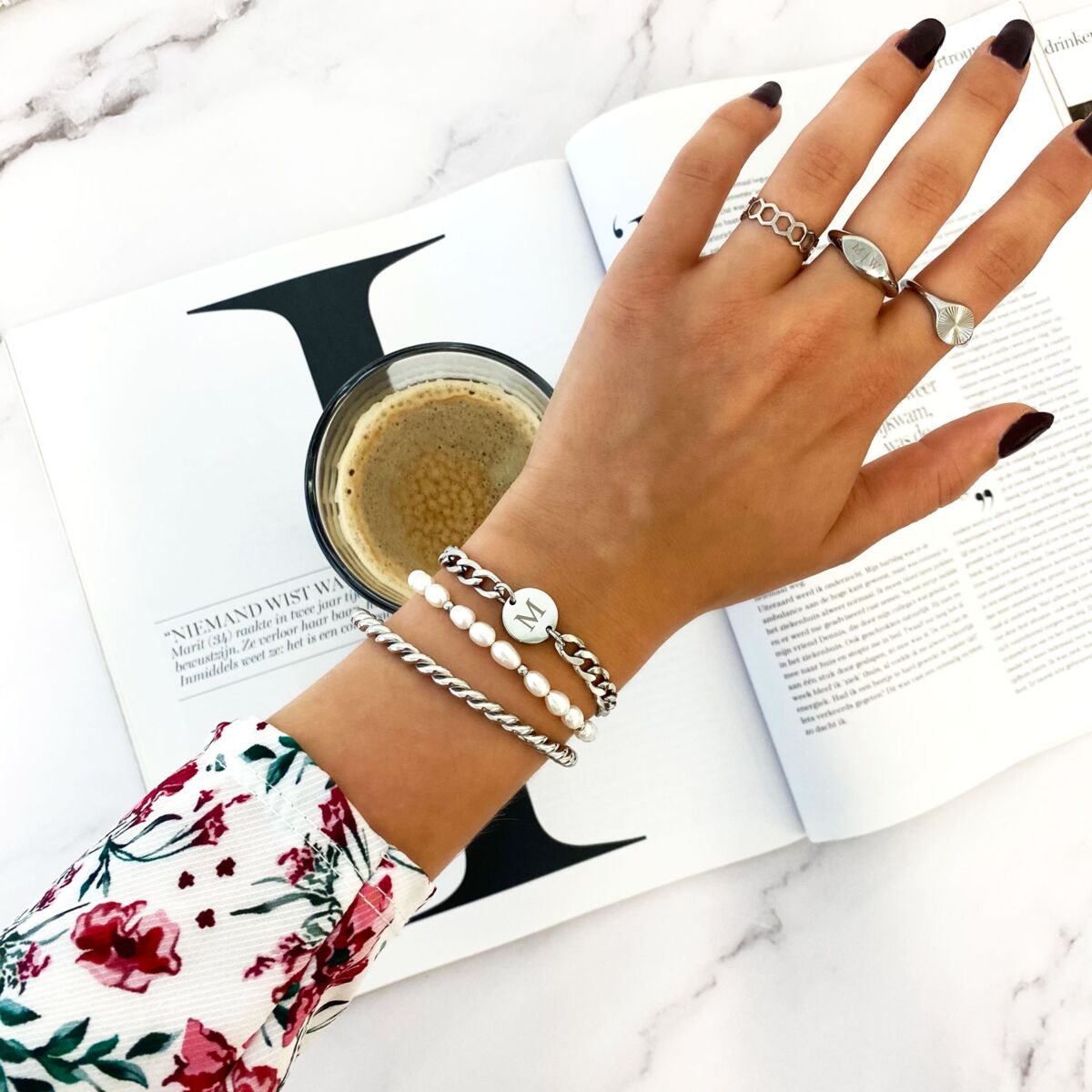 Vrouw draagt Armbanden set chunky initial om pols
