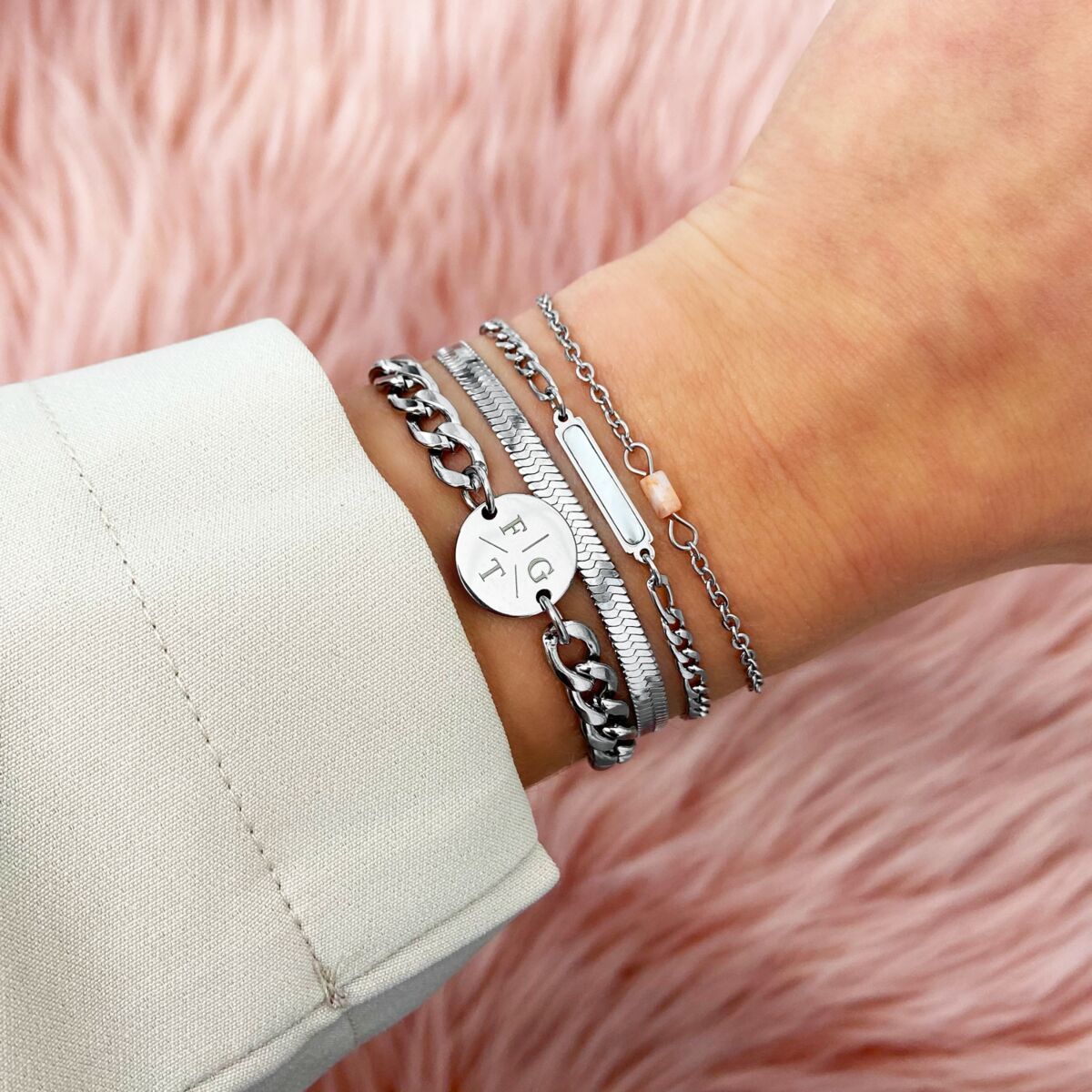 Zilverkleurige armbanden bij meisje 