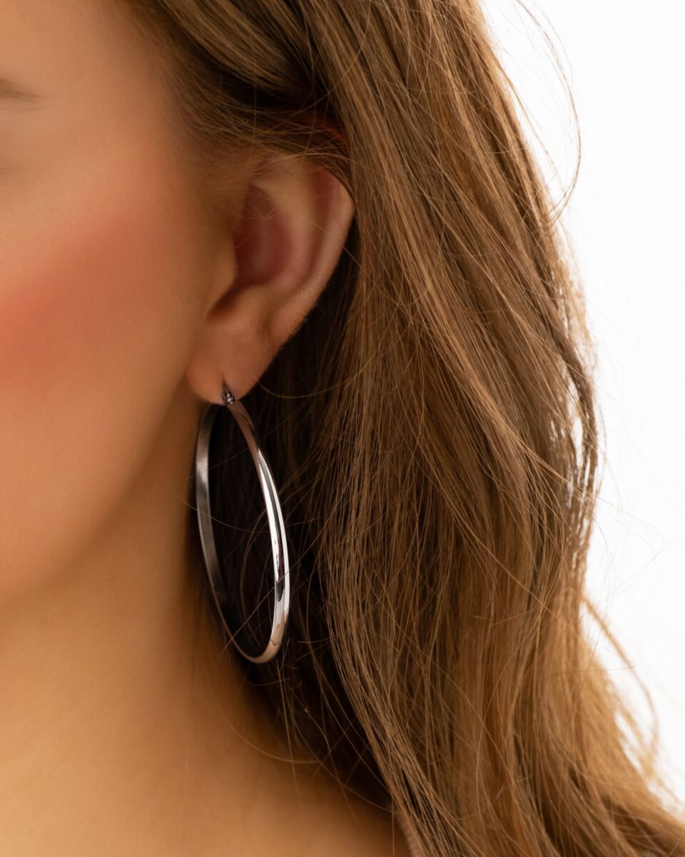 meisje draagt Big hoop earrings