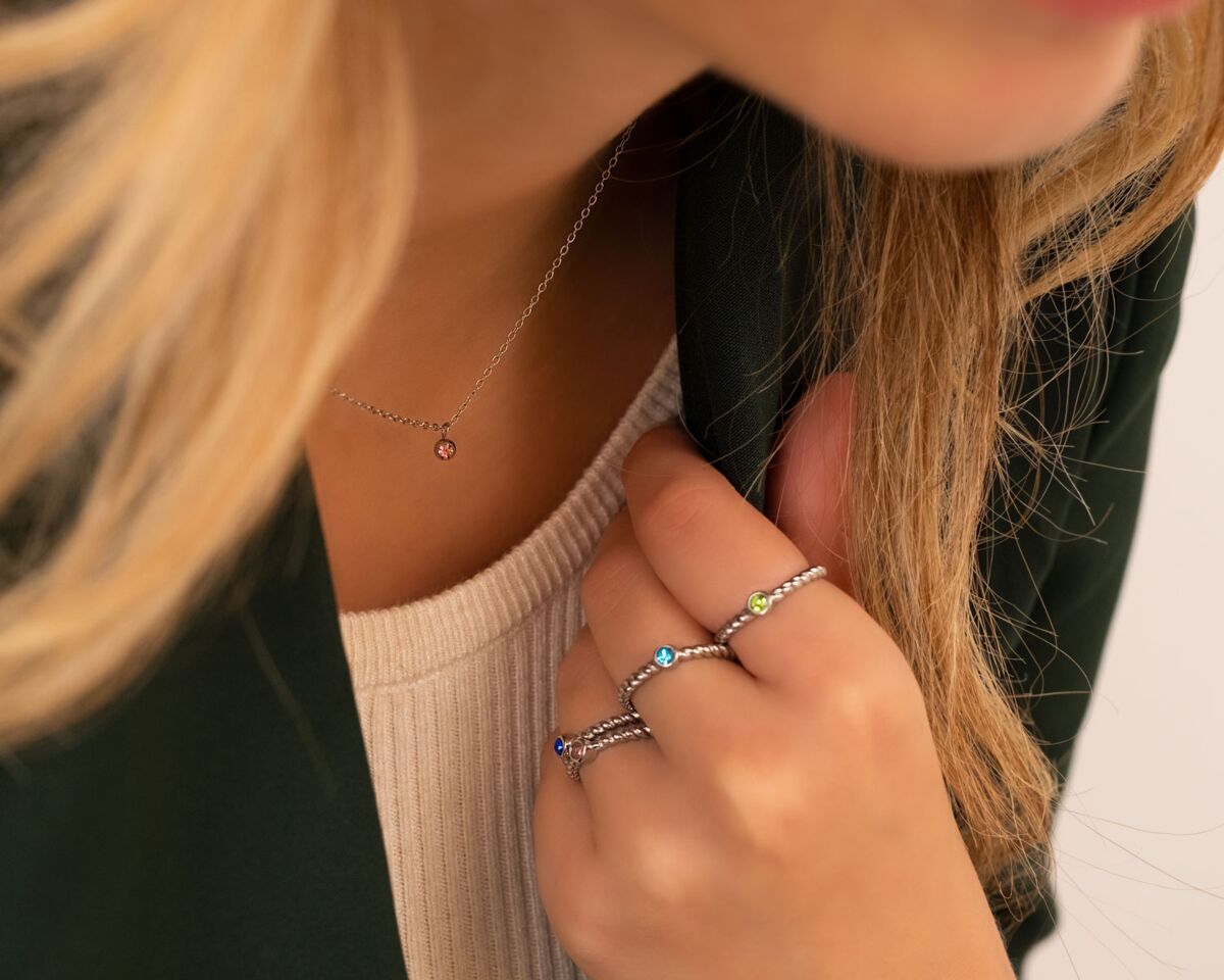 Zilveren birthstone ketting om hals