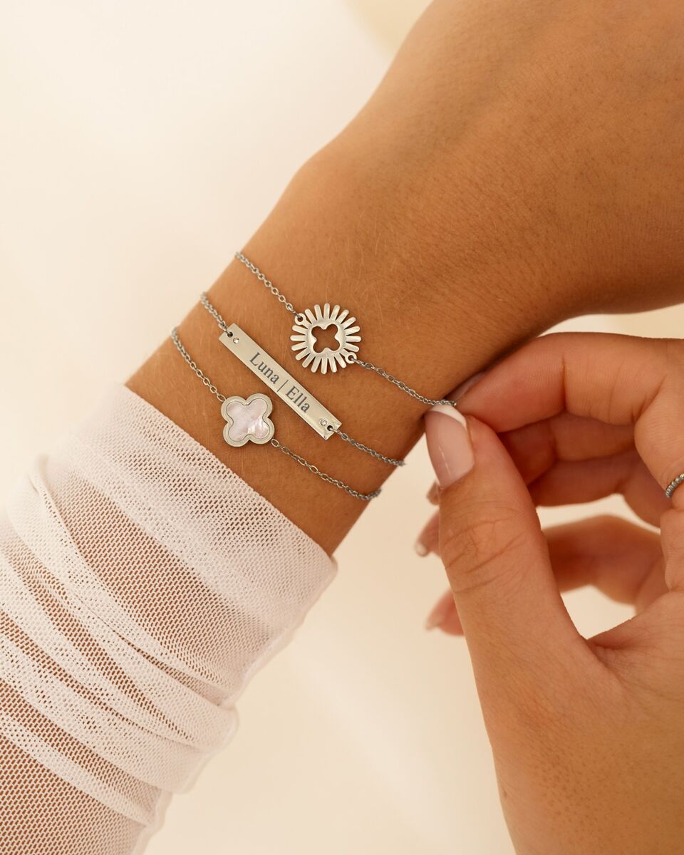 Zilveren armparty bij model