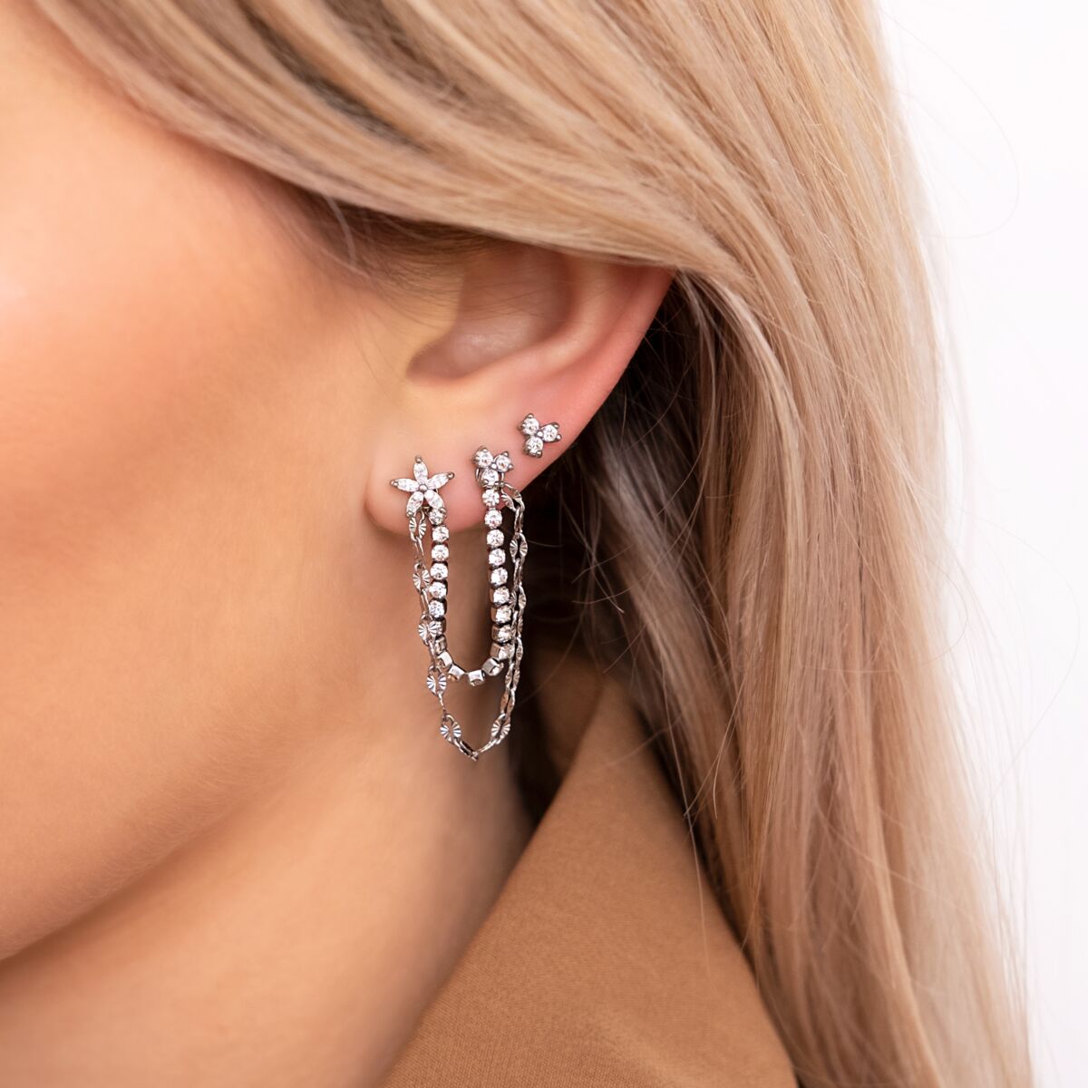 Vrouw draagt double stud earring in oor