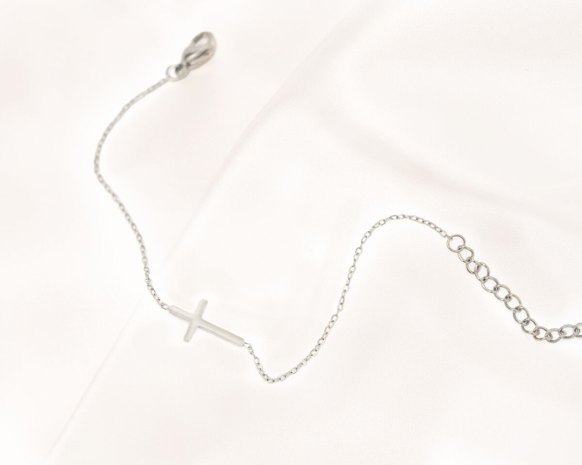 Cross armband