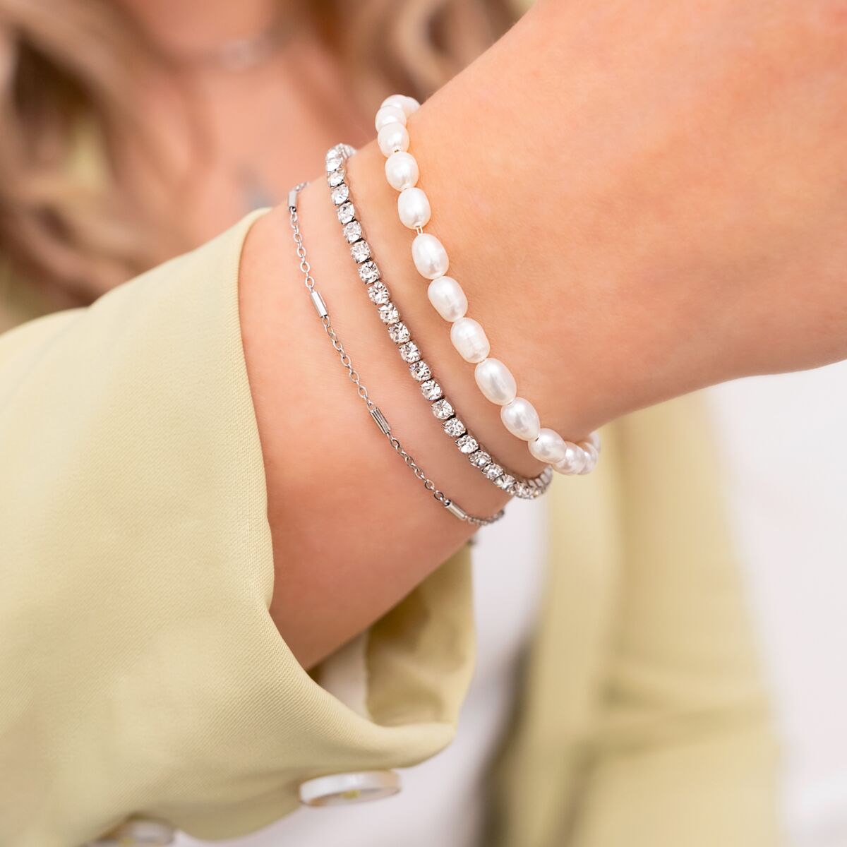 Mix van armbanden in het zilver