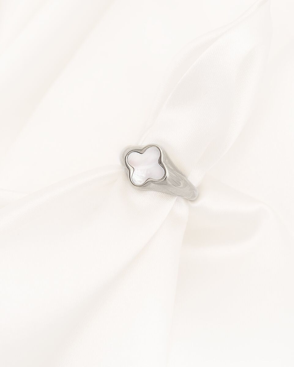 Zilveren ring met parelmoer klavertje