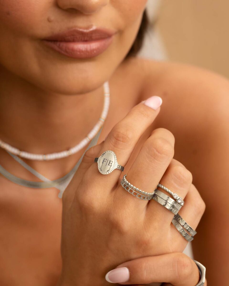 Model draagt zilveren ringen