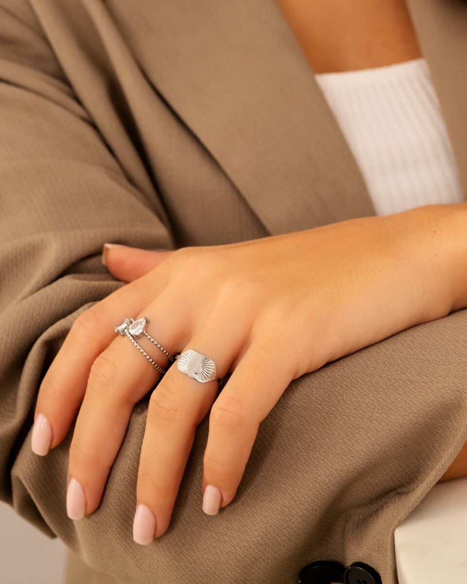 Mix van zilveren ringen om hand