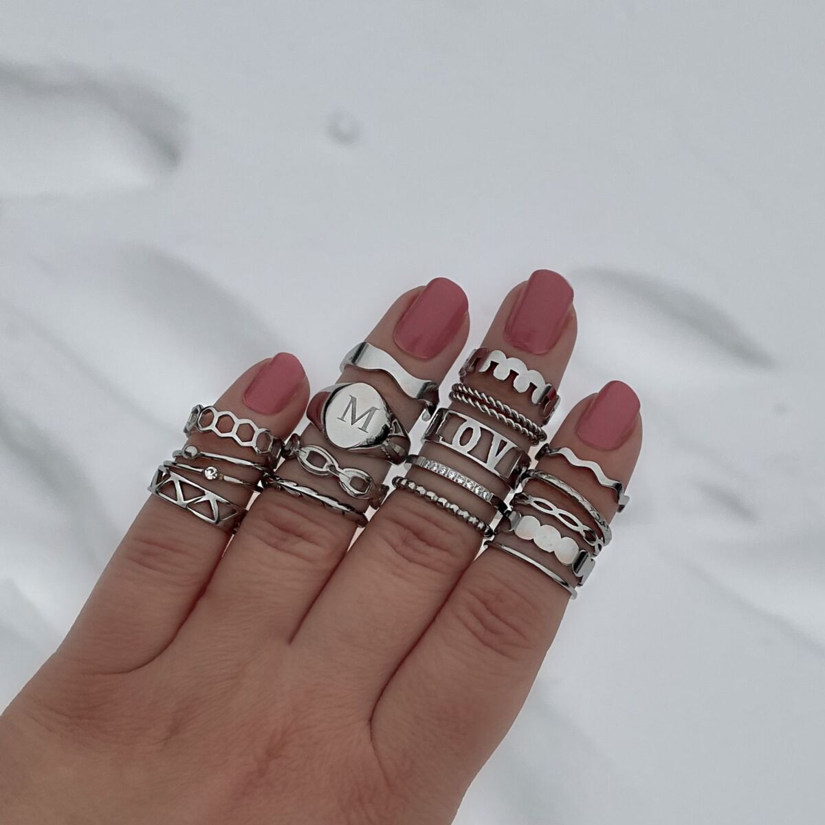 Leuke set met ringen in de hand om te dragen