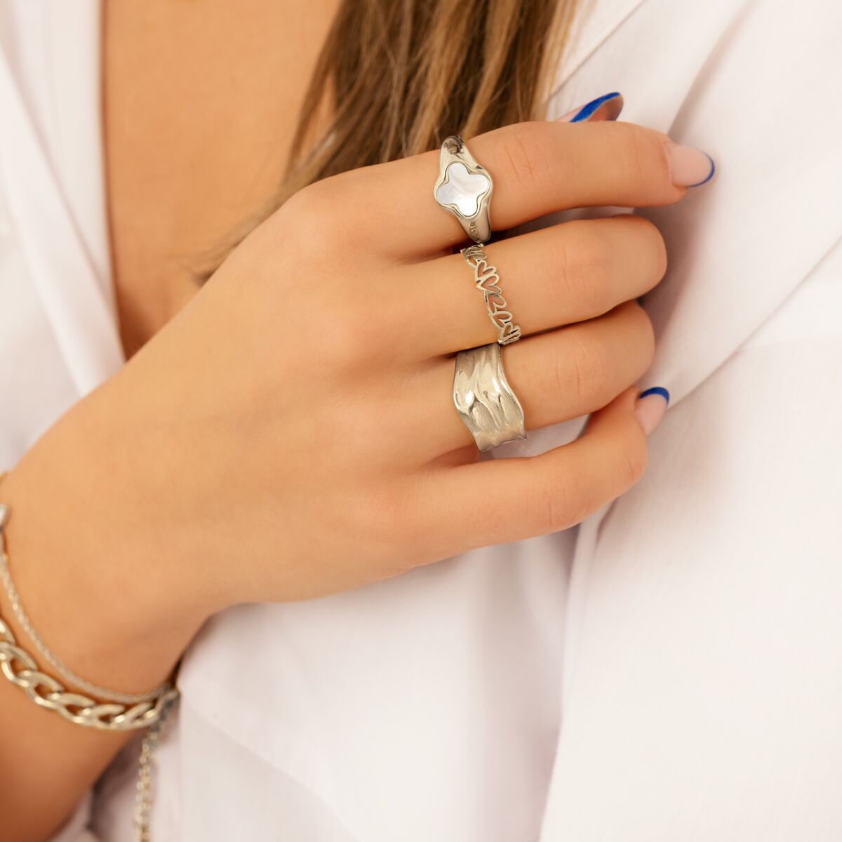 Zilveren ringen mix om vingers