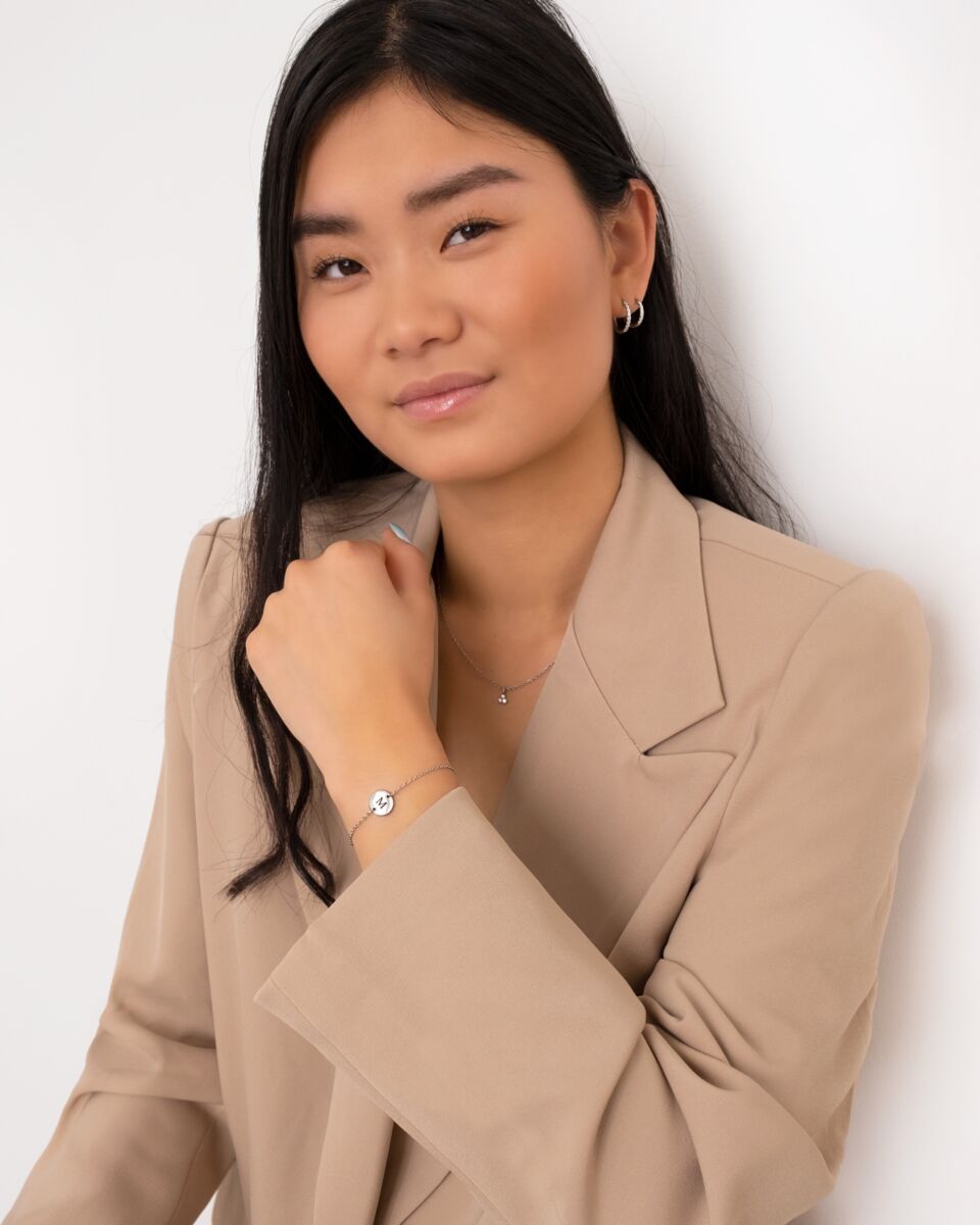 Model draagt zilveren sieraden