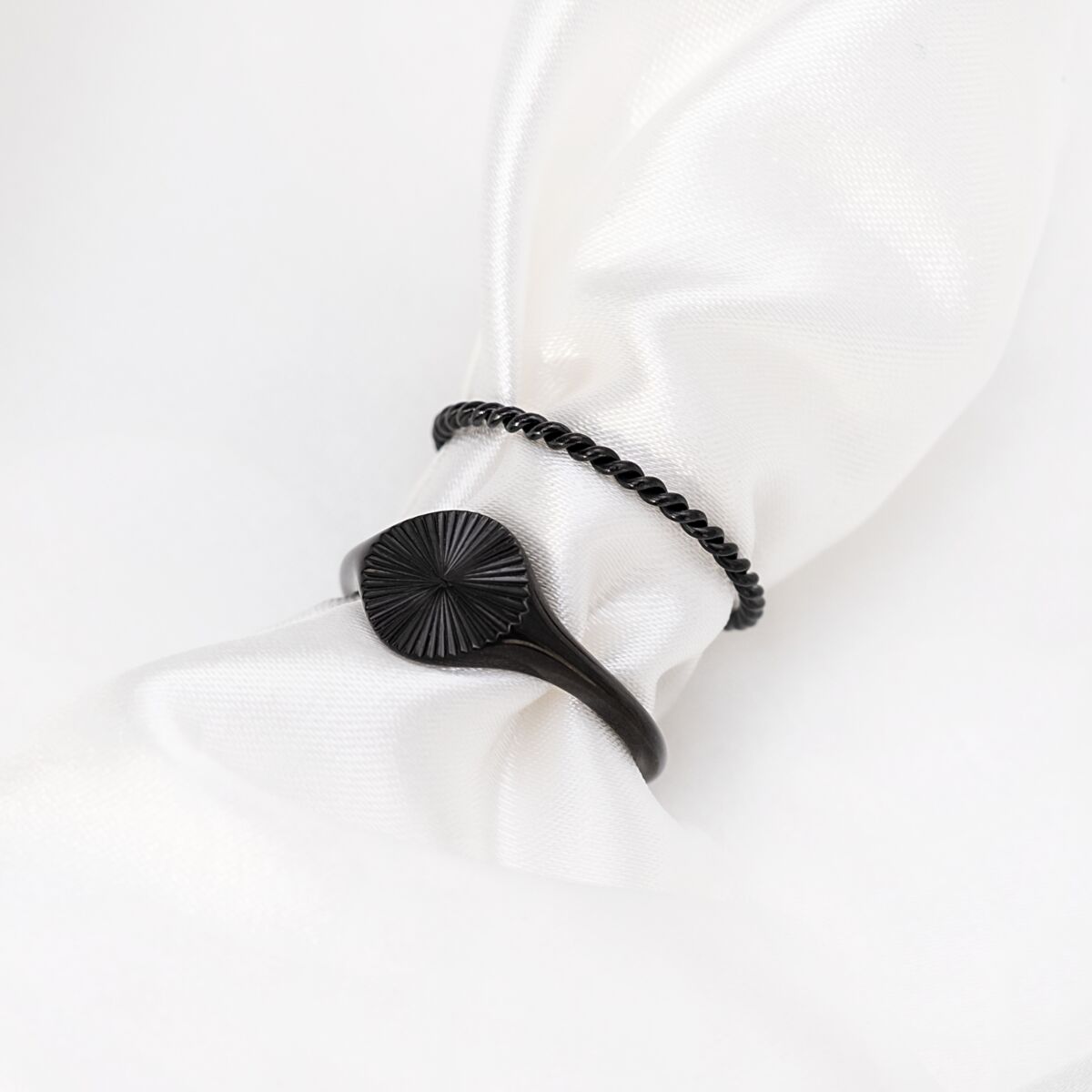 Mix van twee zwarte ringen zegelring en bolletjes ring