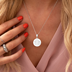 Ketting met vijf letters om hals