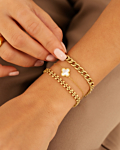 gouden armparty om pols 
