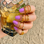 set van gouden ringen om vingers